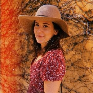 Meet your Posher, Hilary